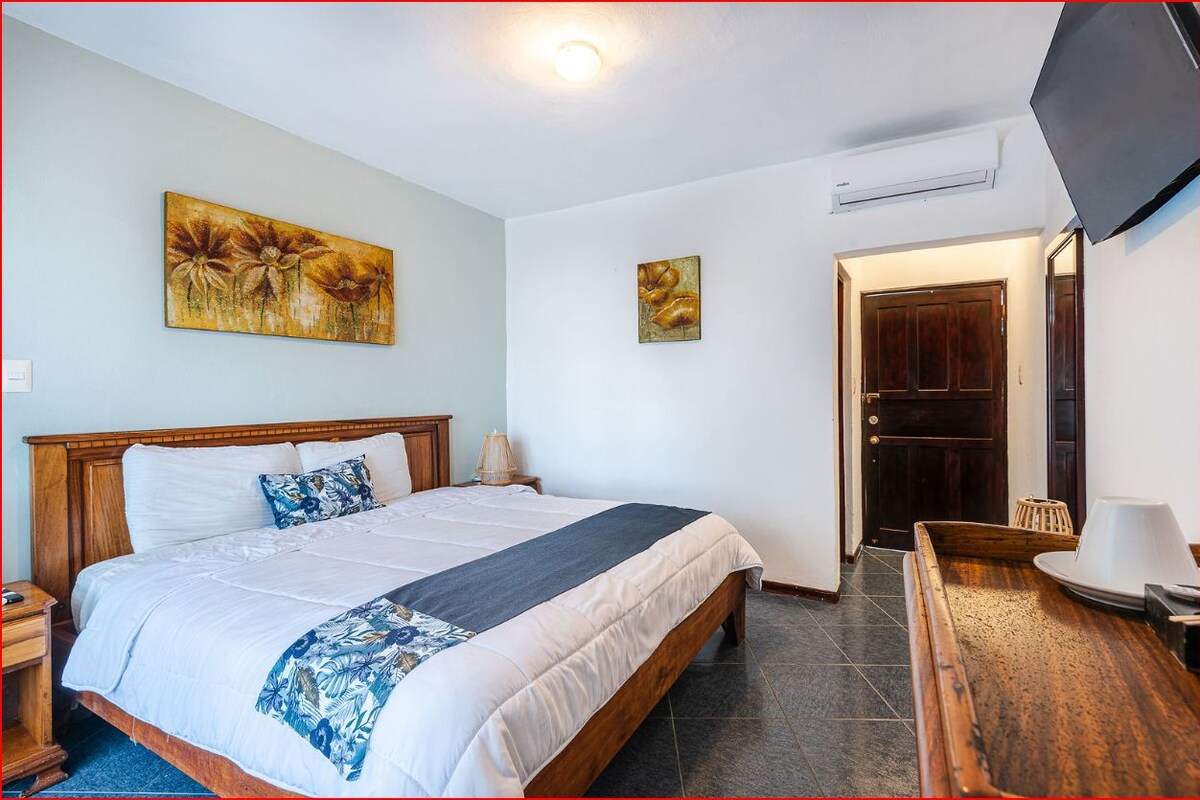 Superior Double Room, 1 King Bed | Premium bedding, down comforters, Tempur-Pedic beds, in-room safe