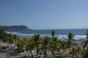 En la playa, camastros, sombrillas y toallas de playa 