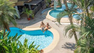 Piscine extérieure, chaises longues