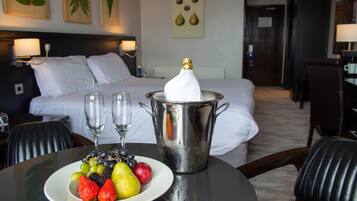 Literie de qualité supérieure, bureau, fer et planche à repasser