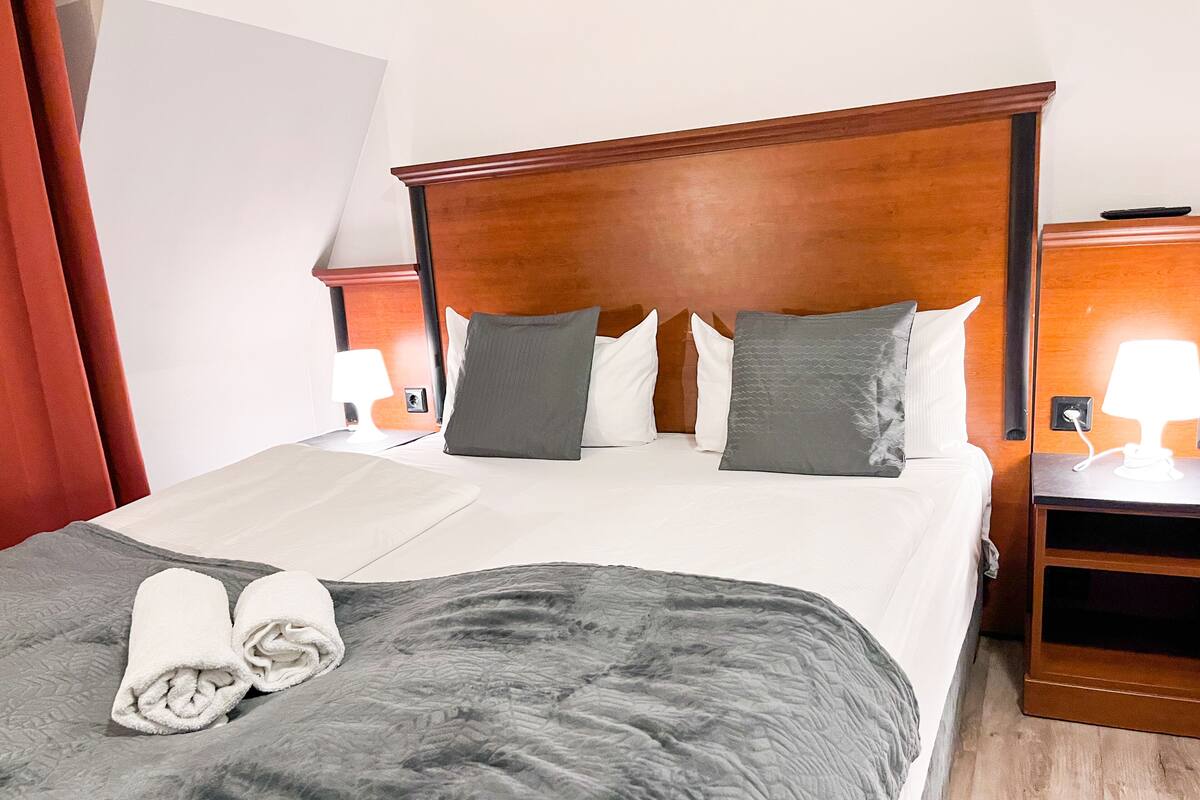 Hypo-allergenic bedding, minibar, in-room safe, desk