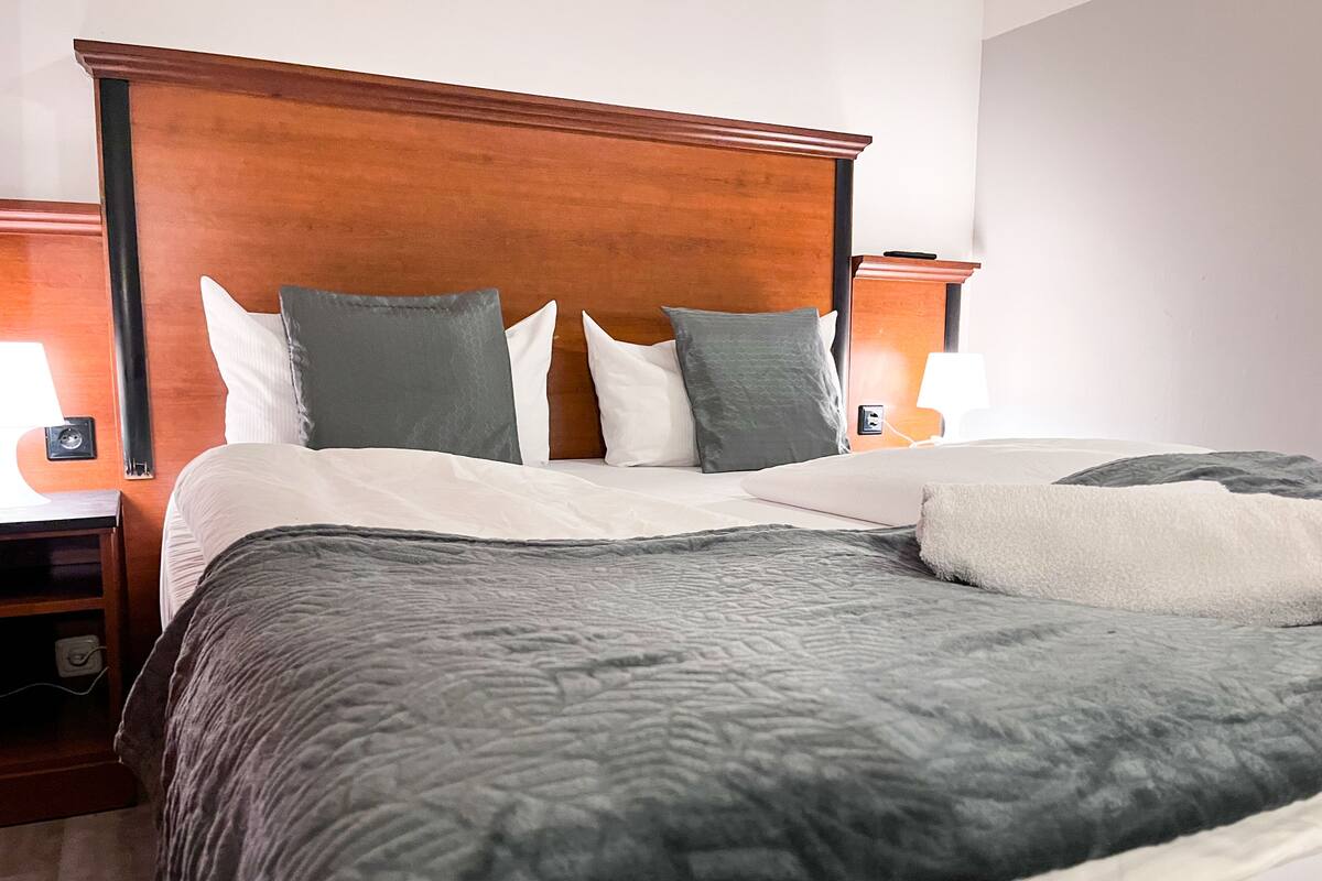 Hypo-allergenic bedding, minibar, in-room safe, desk
