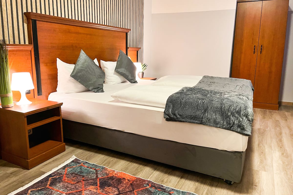 Hypo-allergenic bedding, minibar, in-room safe, desk