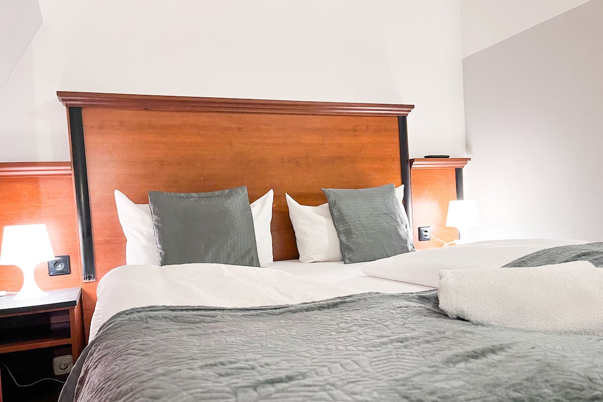 Hypo-allergenic bedding, minibar, in-room safe, desk