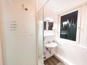 Shower, free toiletries, hair dryer, towels - City Hotel West (Frankfurt)