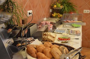 Breakfast buffet - City Hotel West (Frankfurt)
