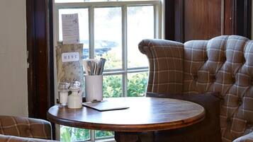 Petit déjeuner, déjeuner et dîner servis sur place, vue sur le jardin