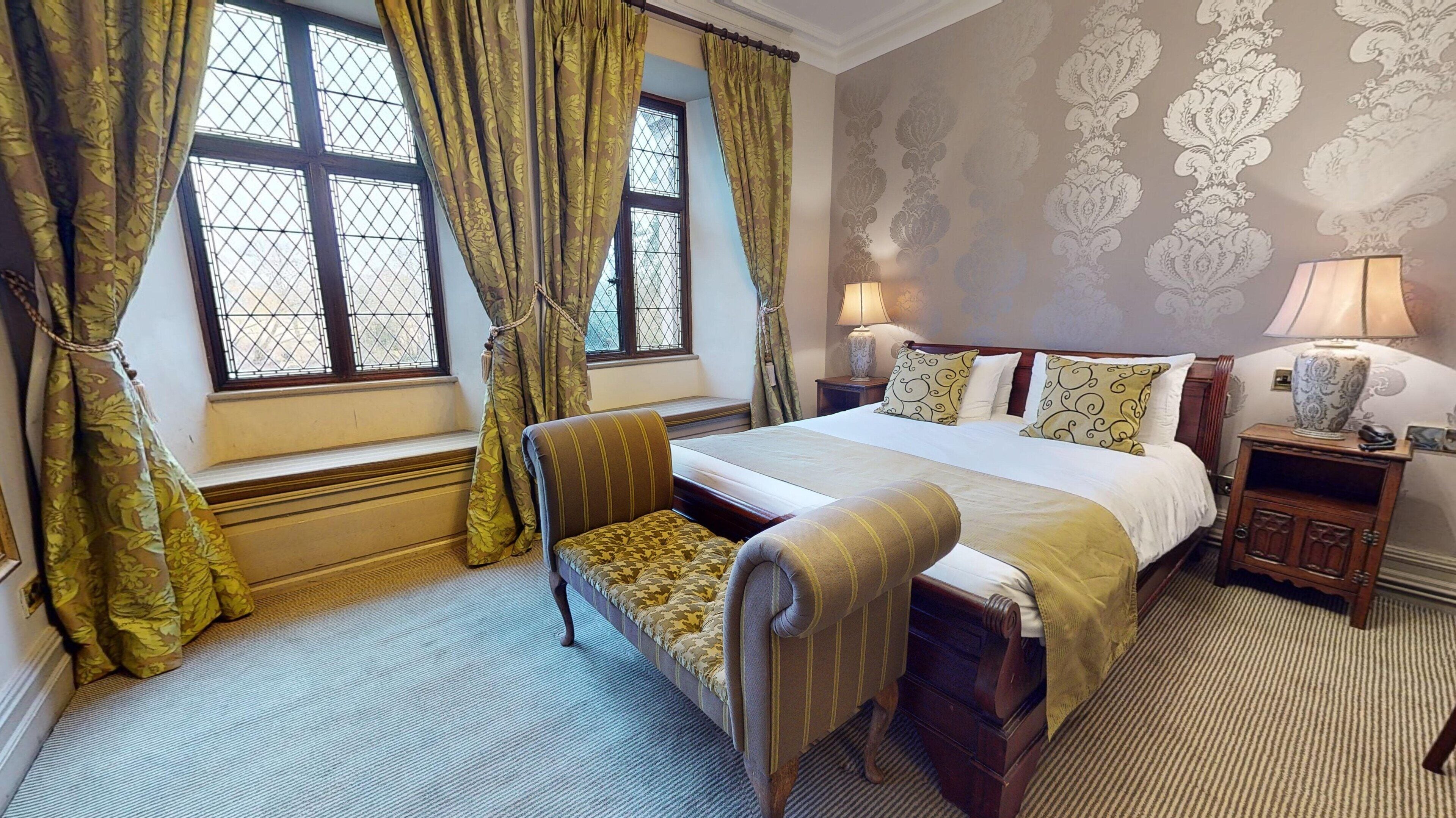 デスク、アイロン / アイロン台、ベビーベッド (無料)、WiFi (無料)