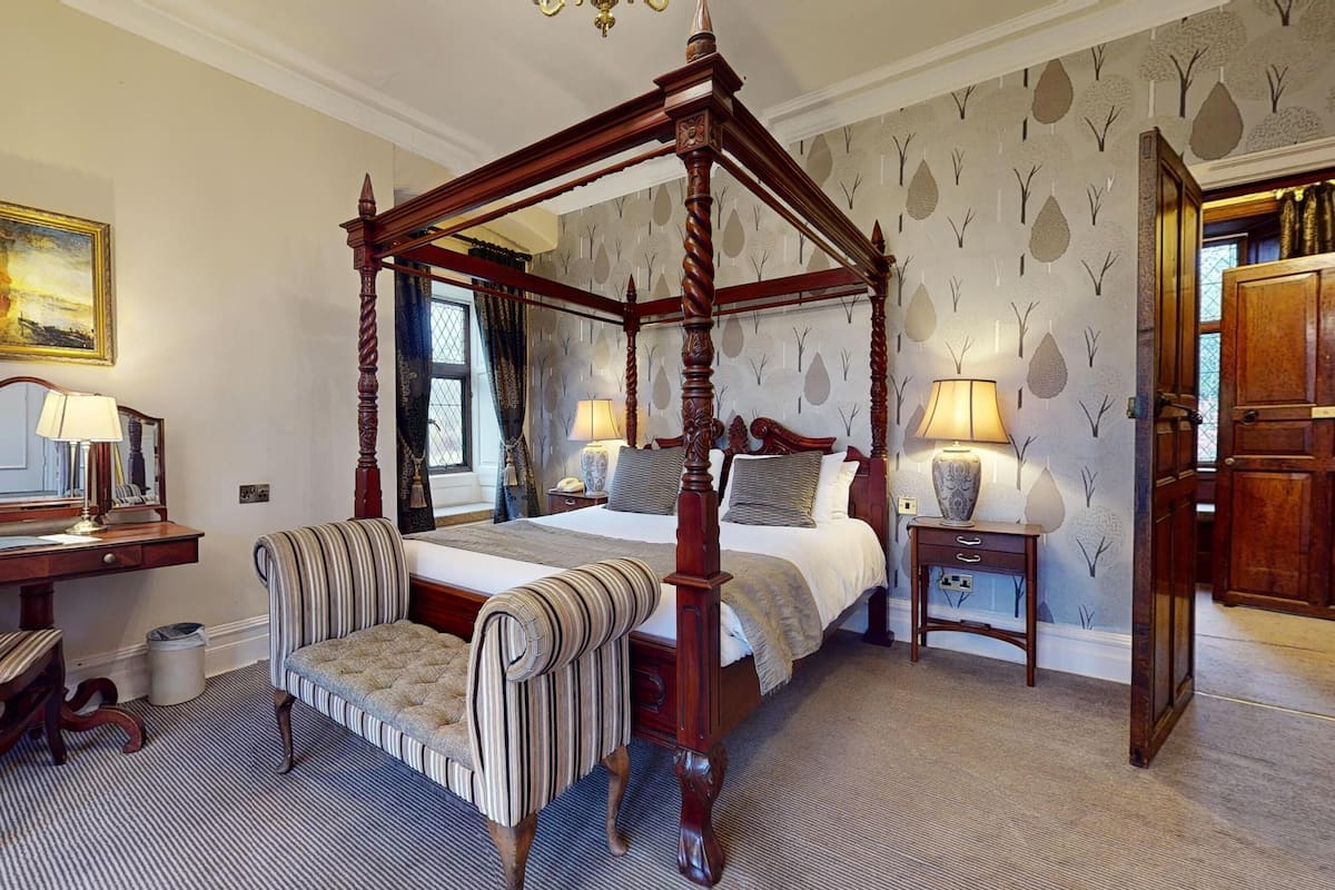 Family Room Sleeps 4 | Desk, iron/ironing board, cribs (free), WiFi (free)