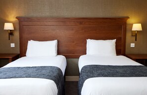 Habitación con 2 camas individuales | Escritorio, tabla de planchar con plancha, wifi gratis y ropa de cama