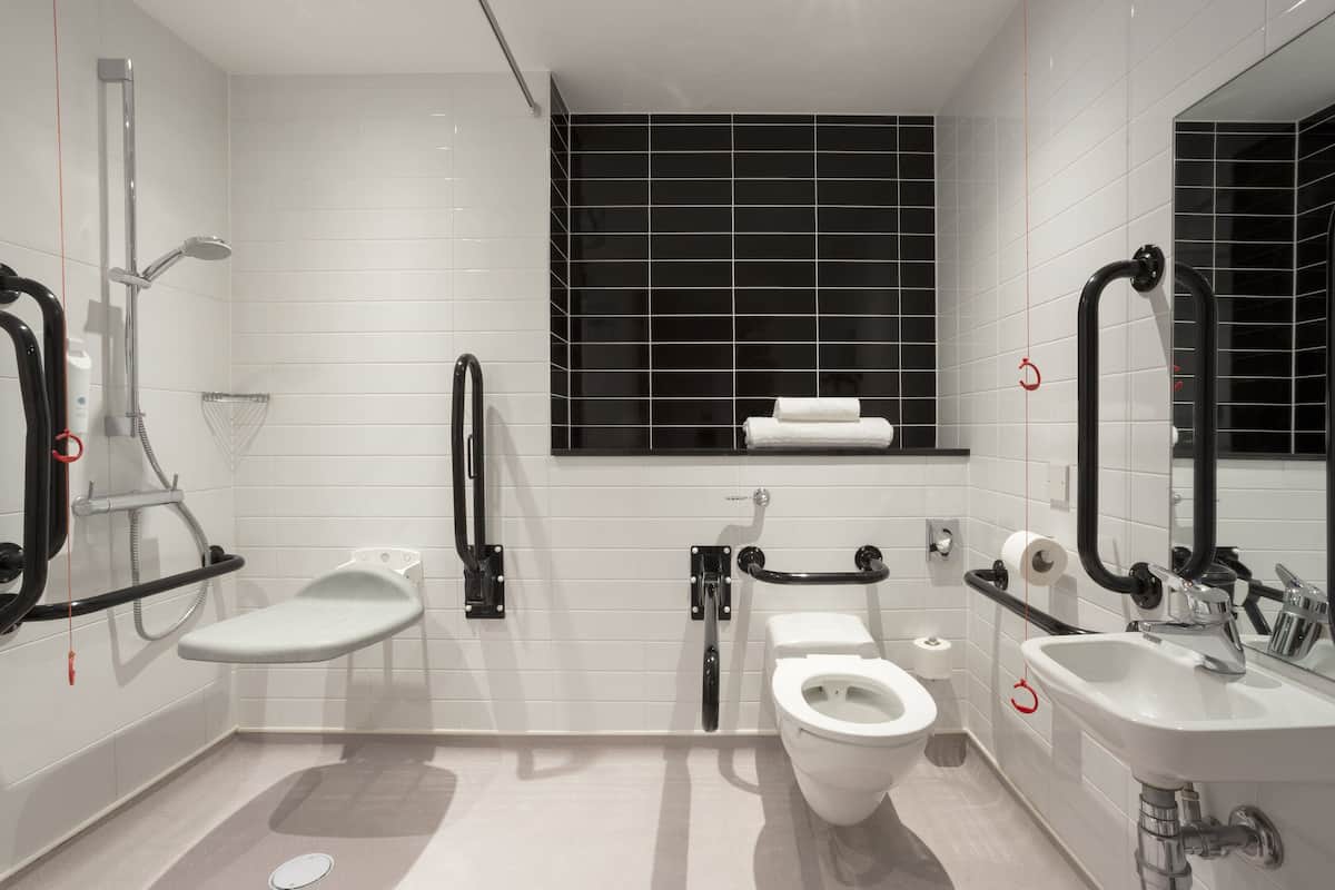 combined shower/bathtub, hair dryer, towels