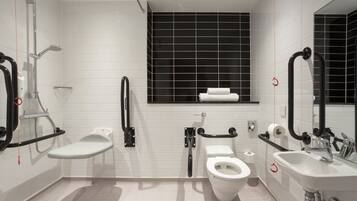 Combined shower/bathtub, hair dryer, towels