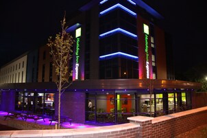 Un hotel de diseño moderno, con un llamativo letrero de 'Holiday Inn Express'.