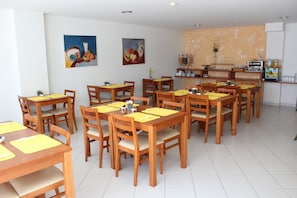 Tägliches Frühstücksbuffet (9.00 EUR pro Person)