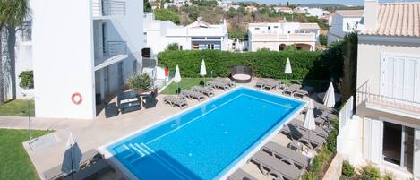 2 من حمّامات السباحة الخارجية، مظلات على حمّام السباحة، مقاعد للتشمس