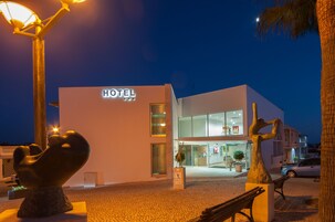 Fachada de la propiedad por la tarde o noche