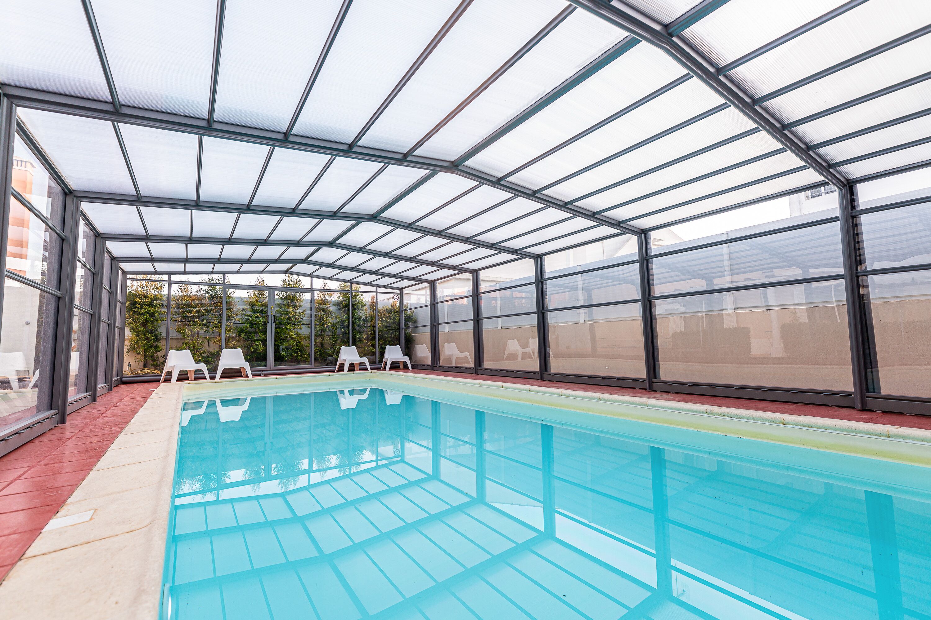 2 piscines a l'aire lliure, para-sols i gandules 