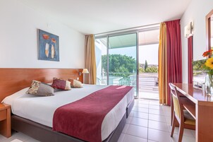 Minibar, escritorio y espacio para trabajar con laptop