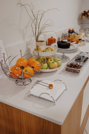 A buffet table with fruits, pastries, and beverages. - Hotel Sao Sebastiao de Boliqueime (Loulé)