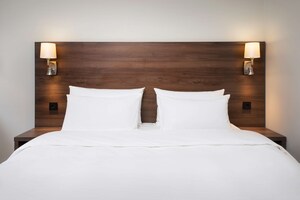 Safe på rommet, skrivebord, blendingsgardiner og lydisolert