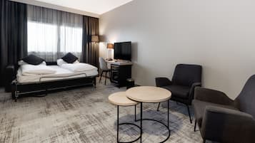 Caja de seguridad en la habitación, escritorio y cortinas blackout