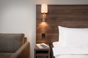 Safe på rommet, skrivebord, blendingsgardiner og lydisolert