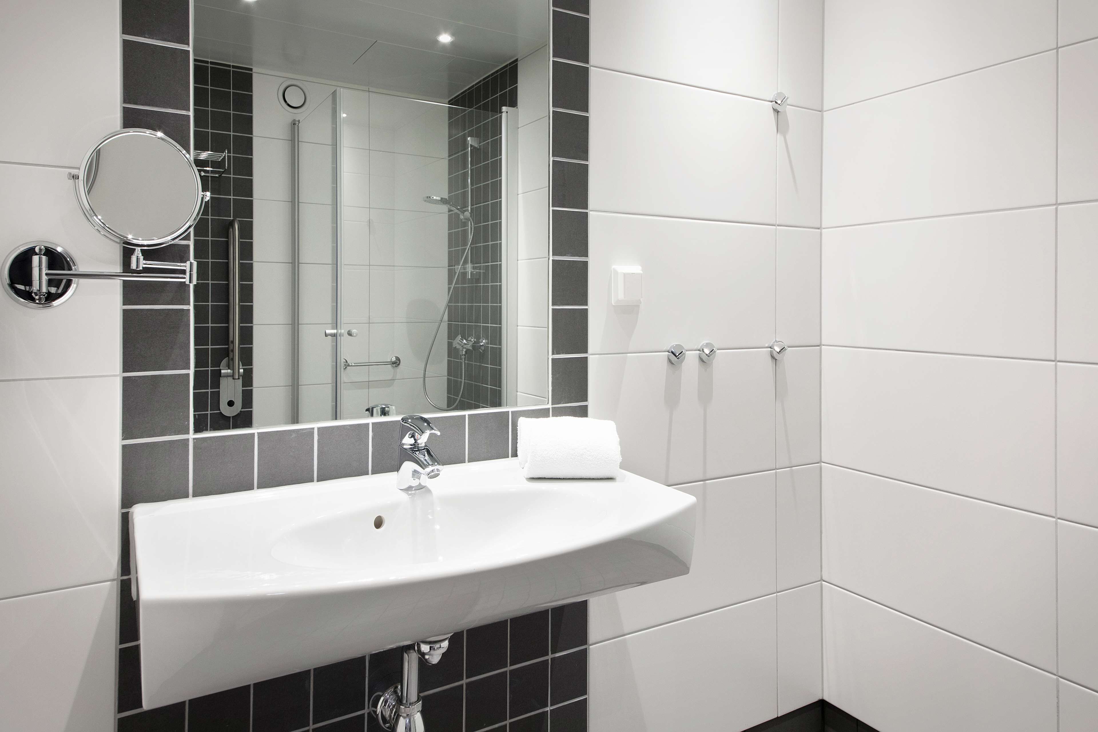 standard room | accessible bathroom