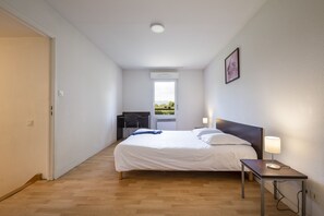 Vila, 3 quartos (for 8 people) | 1 quarto, escrivaninha, espaço de trabalho para notebook