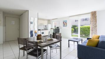 Villa, 2 slaapkamers (for 6 people) | Woonruimte | Een 100-cm flatscreentelevisie met satellietzenders en televisie