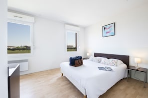 1 soverom, skrivebord, skrivebord for bærbar PC og wi-fi (inkludert)