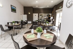 朝食 (コンチネンタル ブレックファスト)、毎日提供 (1 名様 12.9 EUR)