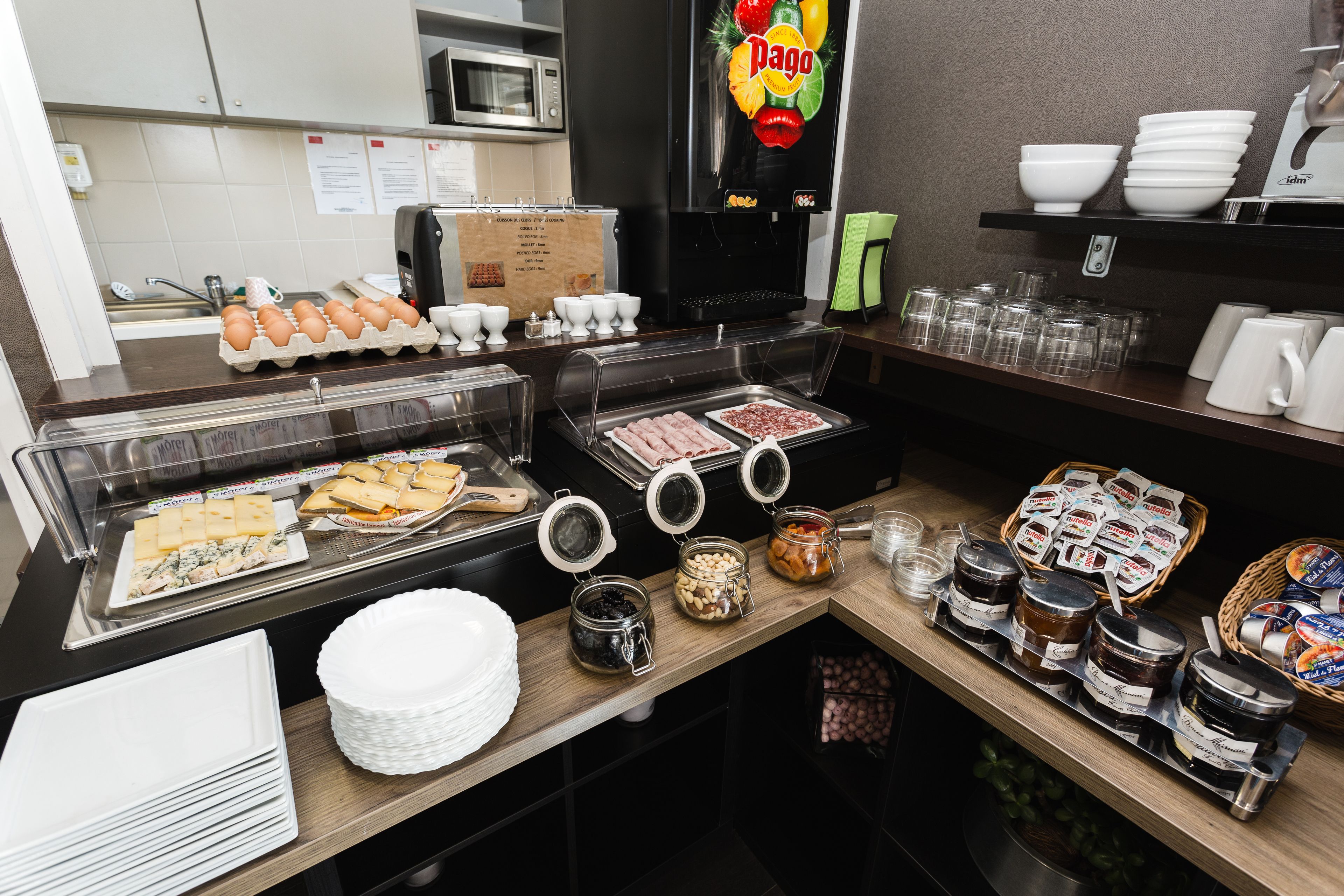 Una barra de buffet con distintos alimentos y aderezos.