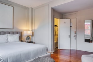 Classic Room, 1 Queen Bed, Non Smoking, Private Bathroom