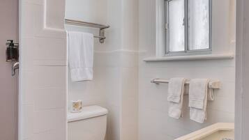 Un baño con inodoro, lavabo y ventana.