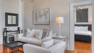 Suíte júnior, 1 cama Queen e sofá-cama, para não fumantes, banheiro privativo | 1 quarto, individualmente decorados, cortinas blackout