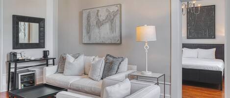 Suite junior, 1 cama Queen size y sofá cama, para no fumadores, baño privado | 1 habitación, decoración personalizada y cortinas blackout