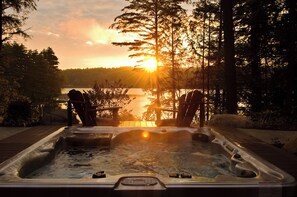 Outdoor spa tub - The Fern Lodge (Chestertown)