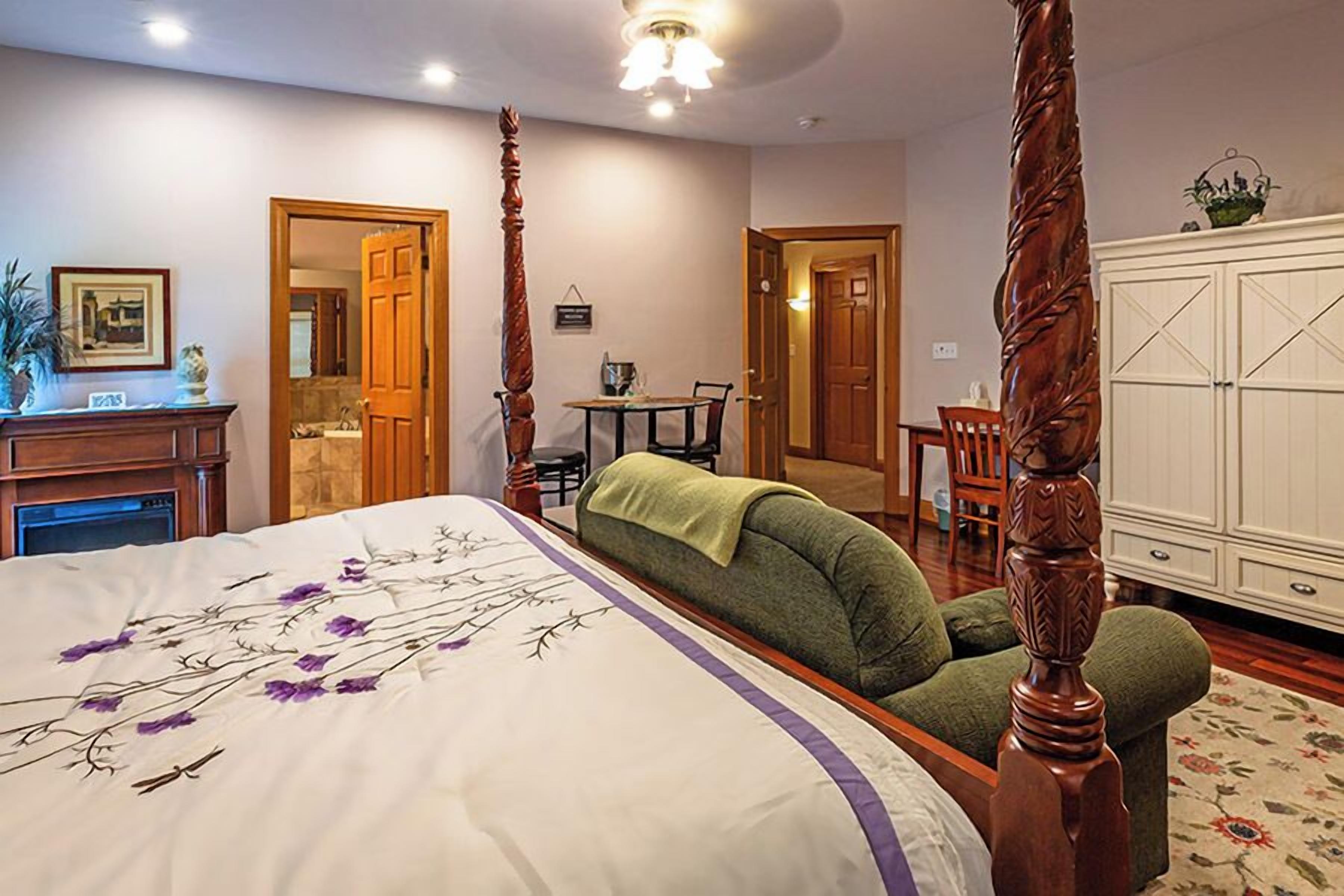 Suite, 1 King Bed, Non Smoking (King Suite) | Premium bedding, desk, soundproofing, free WiFi