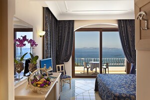 华丽双人房, 海景 | 迷你吧、客房内保险箱、办公桌、遮光窗帘