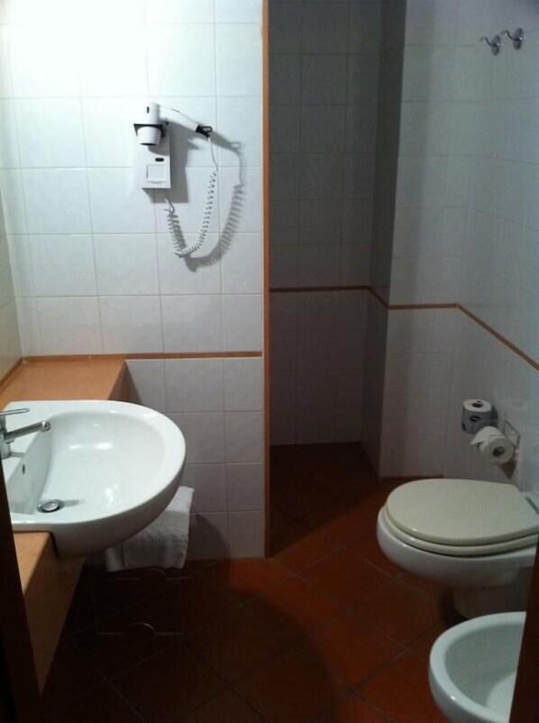 Minibar, caja fuerte, escritorio y sistema de insonorización