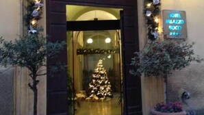 Entrada de un hotel con un árbol de Navidad y decoraciones festivas.