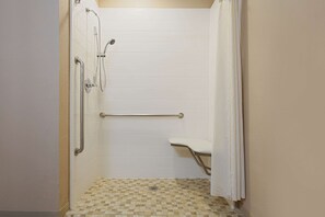 Combined shower/tub, free toiletries, hair dryer, towels