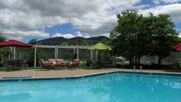 季节性开放的室外游泳池,池畔遮阳伞