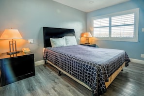 Chambre, 1 grand lit, non-fumeurs | 1 chambre, bureau, Wi-Fi gratuit, draps fournis