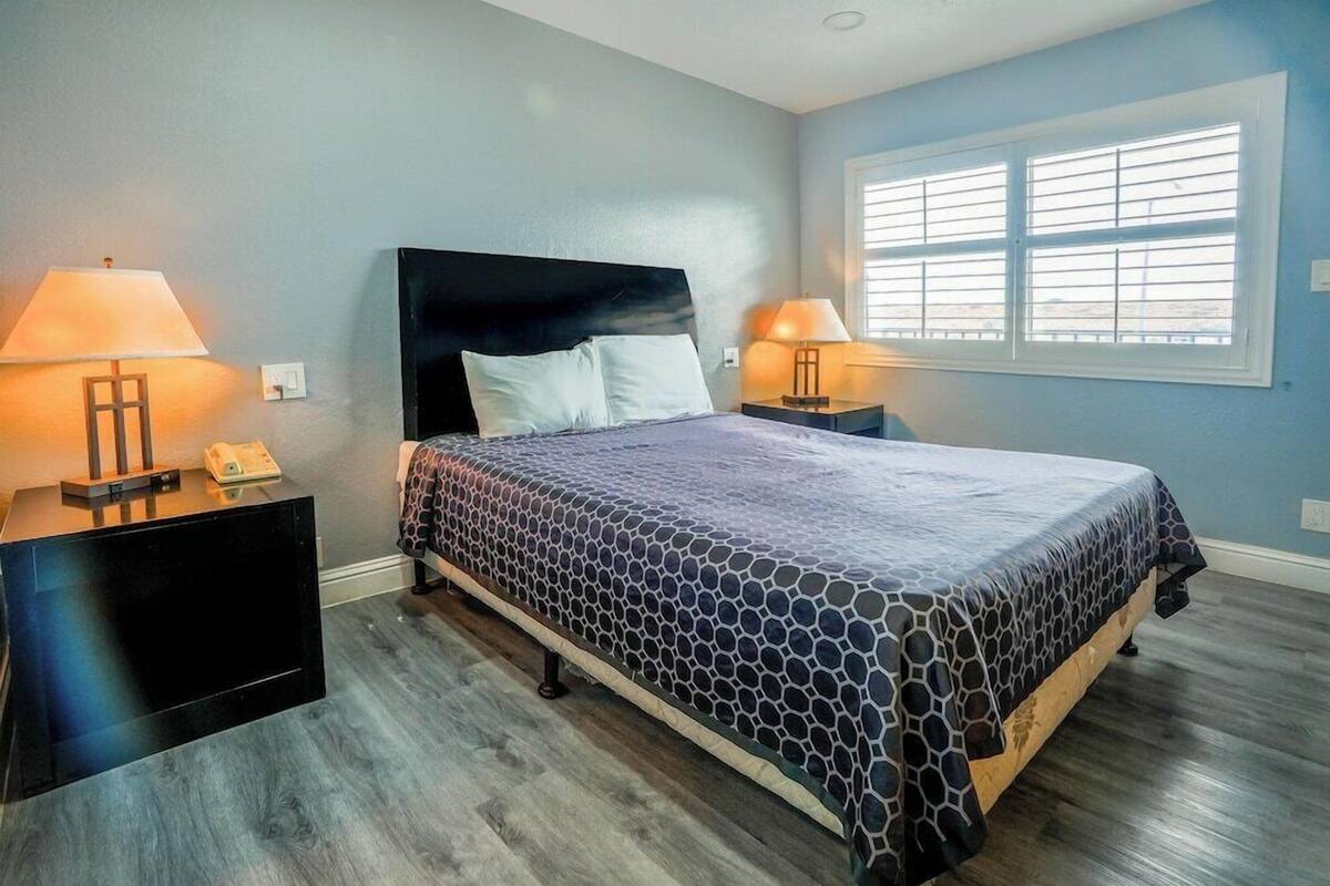 Desk, WiFi (free), bed sheets