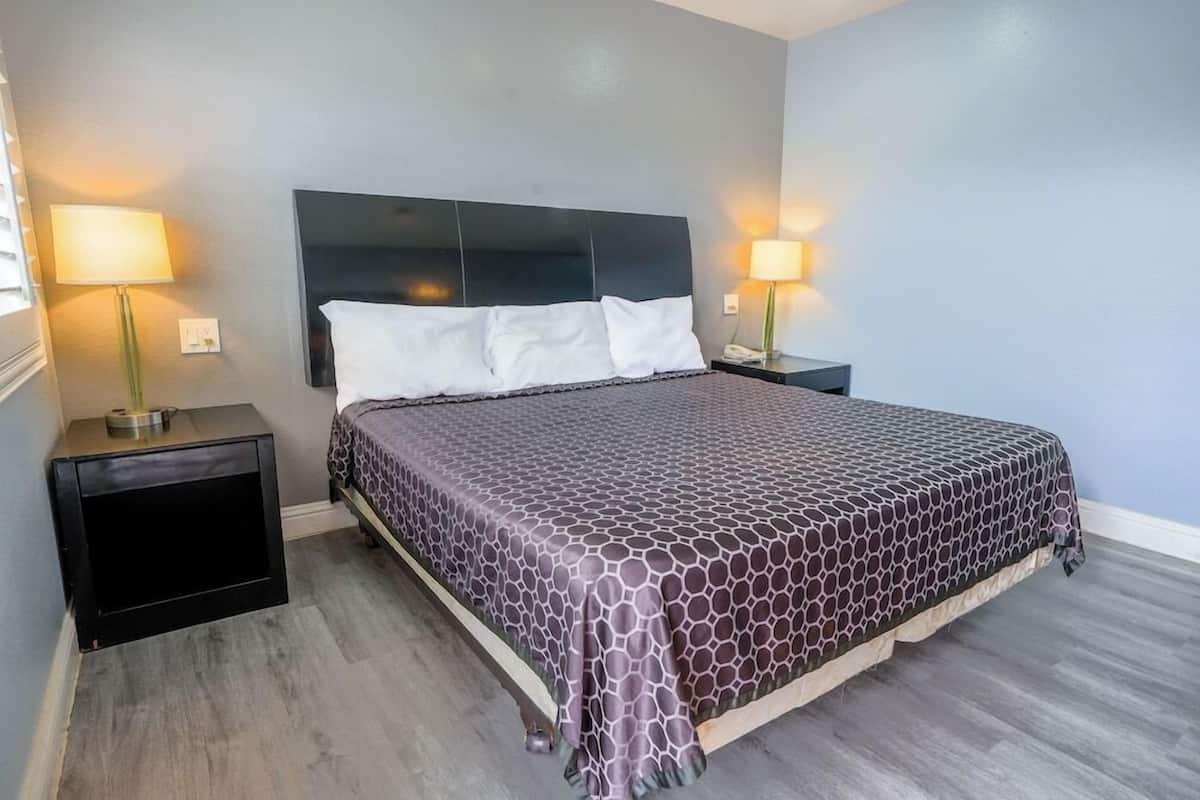 Escritorio, wifi gratis y ropa de cama