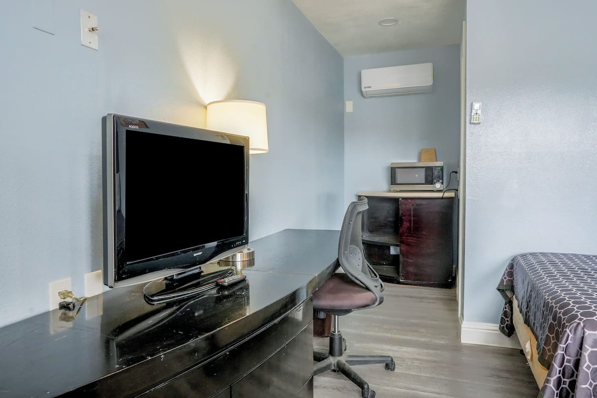 1 bedroom, desk, free WiFi, bed sheets