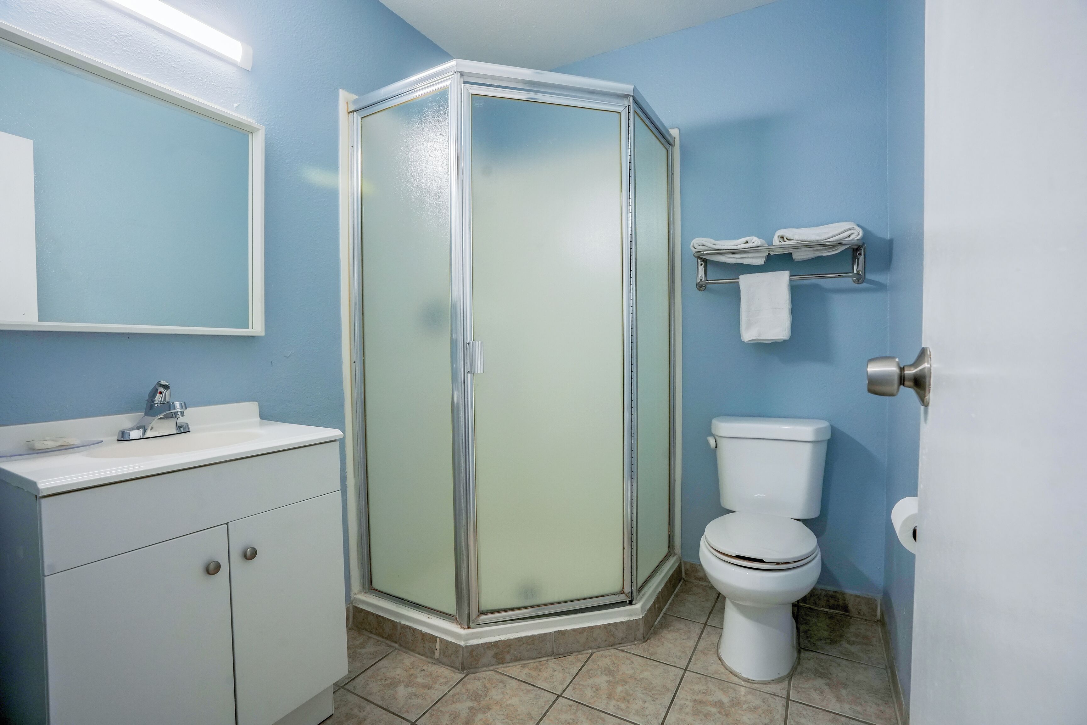 Room, 1 Queen Bed, Non Smoking | Bathroom | Free toiletries, towels