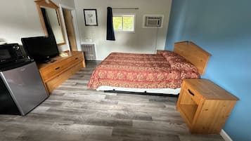 Standard Room, 1 Queen Bed, Non Smoking | Desk, soundproofing, free WiFi, bed sheets