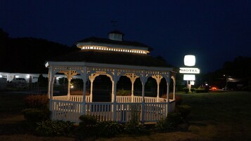 Fachada da propriedade à noite